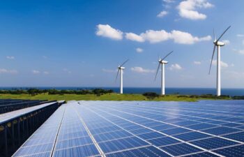 Brasil enfrenta crise no setor por excesso de energia solar e eólica