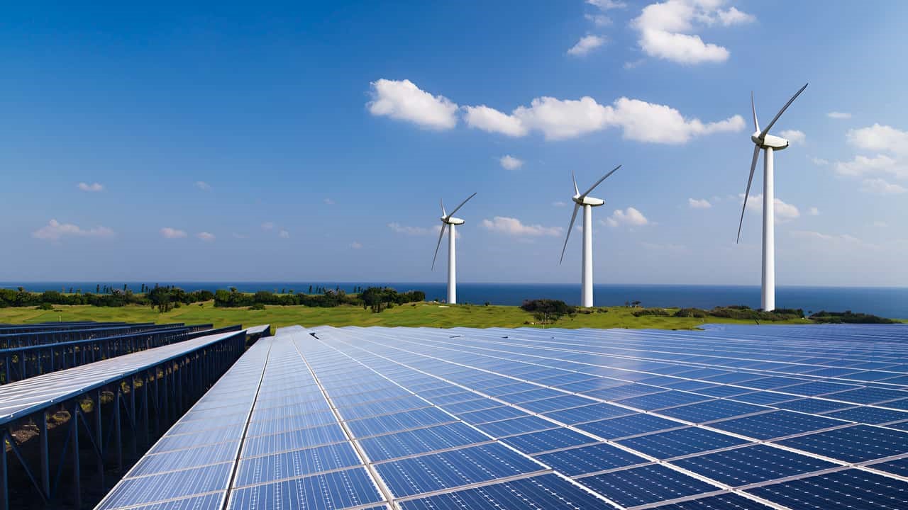 Brasil enfrenta crise no setor por excesso de energia solar e eólica